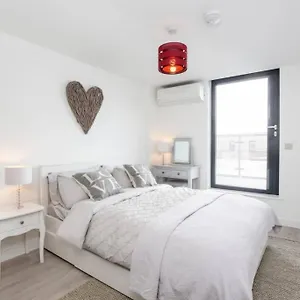 2 Bedroom Penthouse - Large Balcony - Minster View , York United Kingdom